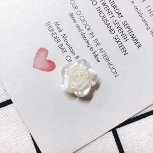 Détail d'une fleur de rose en résine blanche nacrée pour bricolage et accessoires DIY