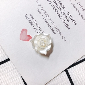 Vue macro de breloques roses en résine blanc nacré avec des détails de pétales en 3D