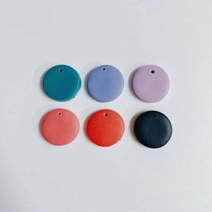 Flache runde Anhänger aus Polymer-Ton in sechs Farben mit Bohrung für DIY-Schmuck