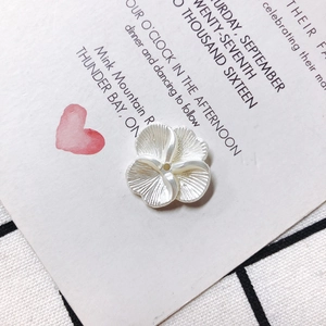 Vue macro d'une fleur d'ivoire avec texture radiale et trou central pour bijoux DIY