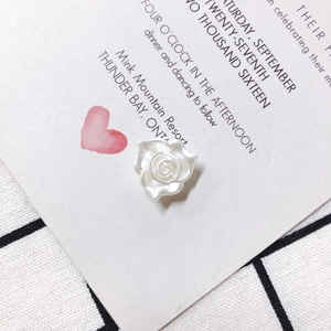 Vue détaillée d'une perle en forme de rose blanche pour accessoires de chaussures DIY