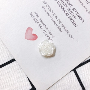 Vue macro d'une rose blanche en acrylique aux pétales superposés pour accessoires DIY