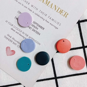Bunte runde Anhänger aus Fimo für die DIY-Schmuckherstellung in verschiedenen Farben