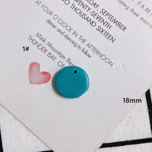 Detail eines 18mm blaugrünen runden Polymer-Ton-Anhängers mit Loch für DIY-Schmuckherstellung