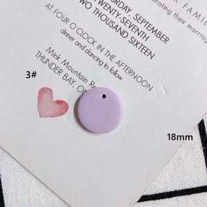 Makroaufnahme eines 18mm runden hellvioletten DIY-Schmuckanhängers auf weißer Karte