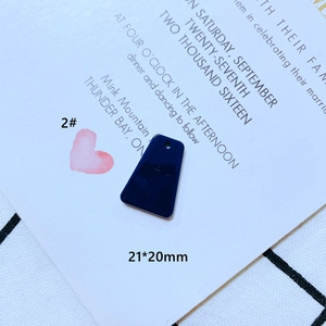Detail eines 21x20 mm dunkelblauen Trapez-Harzanhängers für DIY-Schmuckzubehör