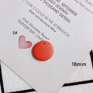 Makroaufnahme einer roten 18mm runden Polymer-Perle mit Loch für DIY-Schmuckherstellung