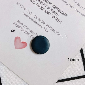 Detail-Makroansicht des 18mm dunkelgrünen flachen runden Harzanhängers mit Aufhängeloch