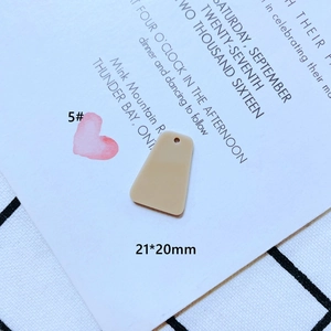 Detailansicht eines 21x20mm beigen Trapez-Anhängers aus Harz mit oberer Bohrung