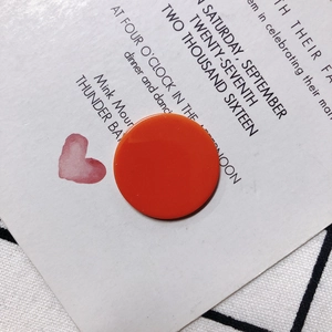 Nahaufnahme eines glänzenden orangefarbenen Harz-Anhängers für DIY-Schmuckherstellung