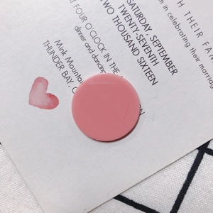 Flachbild eines glänzenden rosa runden Harzplättchens für DIY-Ohrringe und Schmuck
