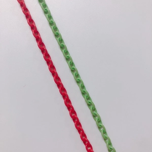 Dettaglio delle catene a maglie in plastica rosse e verdi per gioielli fai da te