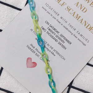 Nahaufnahme matter Acryl-Glieder in Blau und Grün für die DIY-Schmuckherstellung