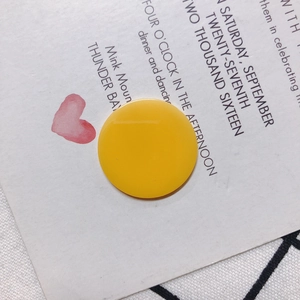 Makroansicht gelber runder Harz-Cabochons für DIY-Ohrringe und Schmuckzubehör