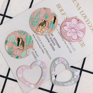 Ciondoli fai-da-te in acrilico con motivi leopardati e forme di cuore a fiori per gioielli