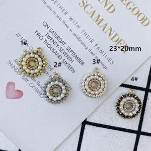 Pendentifs ronds minimalistes 23x20mm en perles avec alliage doré en quatre coloris variés