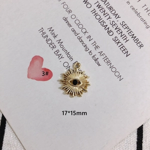 Vue détaillée d'une breloque œil porte-bonheur pour bijoux DIY, 17x15mm en alliage doré
