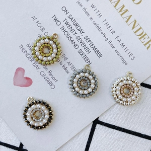 Pendentifs perles ronds en quatre couleurs avec boucles en alliage pour bijoux DIY