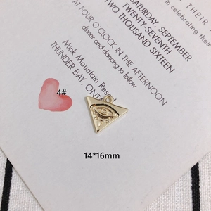 Gros plan du pendentif triangle Œil du Mal doré 14x16mm pour accessoires bijoux DIY