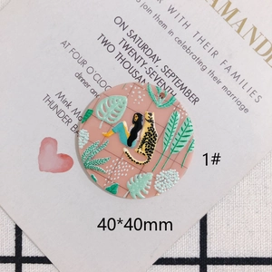 Ciondolo tondo artistico 40mm in acrilico con illustrazione donna e leopardo per fai-da-te