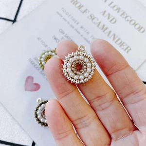 Pendentif doré rond élégant avec perles et anneau de suspension pour bijoux DIY