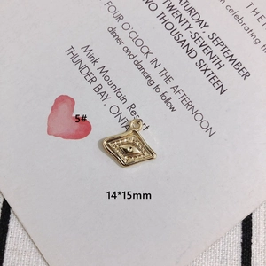 Détail macro du pendentif losange œil porte-bonheur 14x15mm pour bijoux DIY