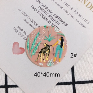 Dettaglio ciondolo tondo in acrilico 40 mm con illustrazione leopardo e donna