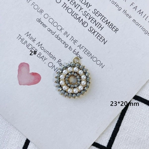 Vue macro d'un pendentif circulaire de 23x20mm avec perles bleues pour bijoux DIY
