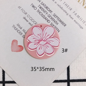 Ciondolo a fiore in acrilico rosa con rilievo floreale bianco per gioielli fai da te 35x35mm