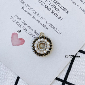 Détail d'un pendentif perle ronde 23x20mm avec accents dorés sur fond artistique