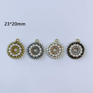 Détail de quatre pendentifs ronds en perles de 23x20mm avec base en métal multicouleur