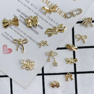 Colgantes de lazo dorado de aleación con perlas y cristales para crear joyas de bricolaje