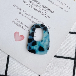 Detail van blauw-zwarte marmeren hars hanger met geometrische uitsparing voor DIY sieraden