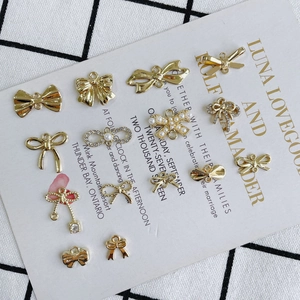 Colgantes de lazo dorado con perlas y strass para creación de joyas DIY