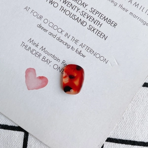 Close-up van onregelmatige hars hanger met luipaardprint voor DIY sieraden maken van oorbellen