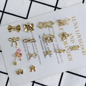 Set de 13 dijes variados en forma de lazo dorado de aleación para creación de joyería