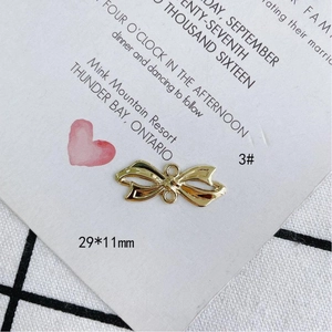 Primer plano del conector de lazo dorado 29x11mm para la creación de joyas DIY
