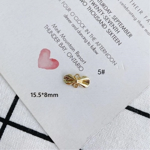 Vista detallada del conector lazo dorado 15,5x8mm con dos anillos para joyería artesanal
