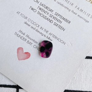 Macro-detail van paarse luipaardprint hars hanger voor DIY sieraden oorbellen