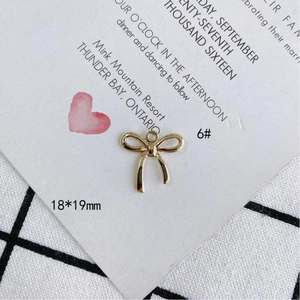 Detalle macro del colgante de lazo dorado para joyería DIY con medidas 18x19mm