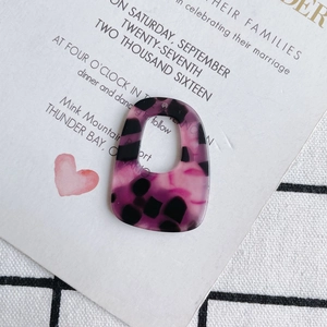 Macro-opname van schildpadhars hanger voor het maken van DIY-sieraden en oorbellen