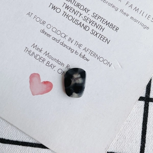 Detail van gepolijste onregelmatige bedel met marmerpatroon voor DIY-sieraden maken