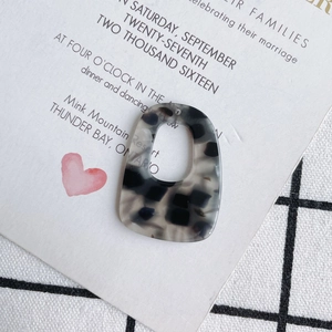 Macro-opname van rechthoekige acryl hanger met luipaardprint op decoratieve basis