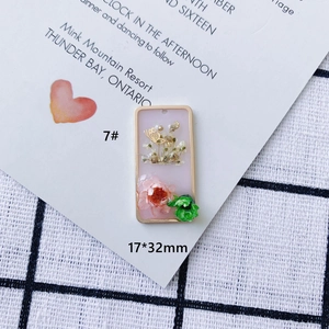 Pendente rettangolare in resina 17x32mm con fiori essiccati e dettaglio farfalla oro