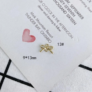 Detalle macro de colgante de lazo dorado de 9x13mm para creación de joyas hechas a mano