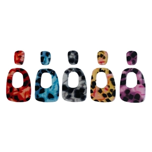 DIY luipaardprint acetaat oorbellen hangers in vijf kleuren op witte achtergrond