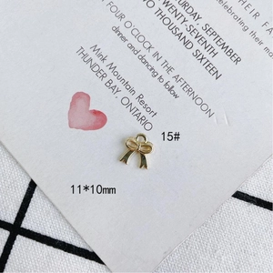 Primer plano detallado del dije de lazo dorado 11x10mm para joyas y collares