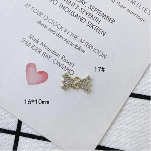 Vista macro de un colgante de lazo dorado 16x10mm con diamantes de imitación