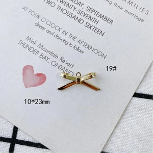 Detalle del colgante de lazo dorado de 10x23mm en aleación para creación de joyas DIY