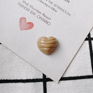 Detail eines herzförmigen Harzanhängers mit Wellenstruktur für DIY-Schmuck